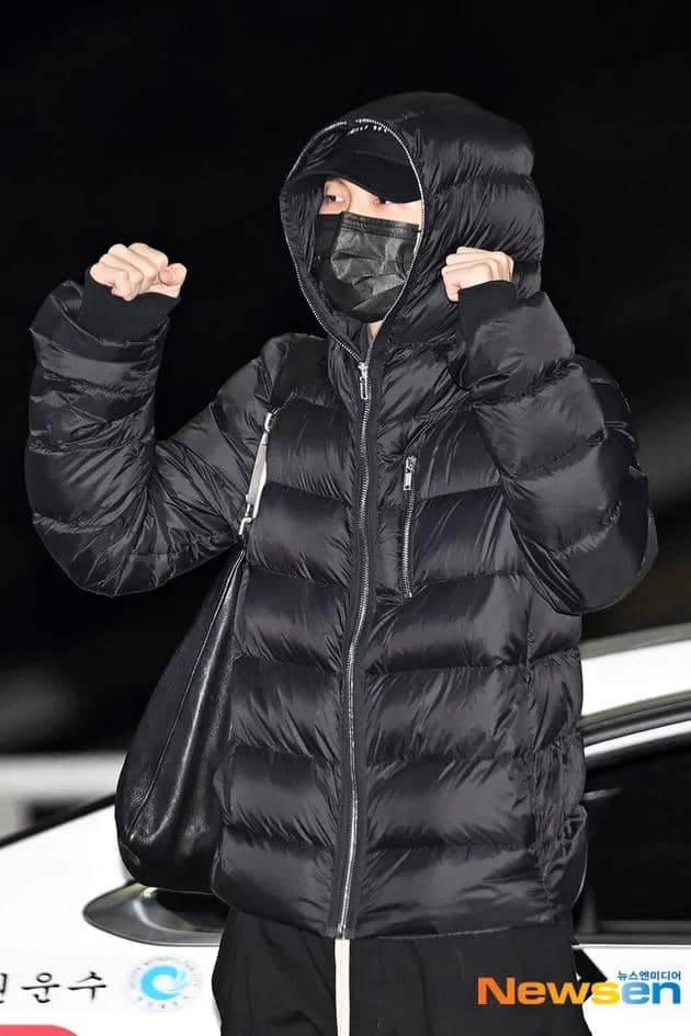 BTS Full Team Airport (7).jpg