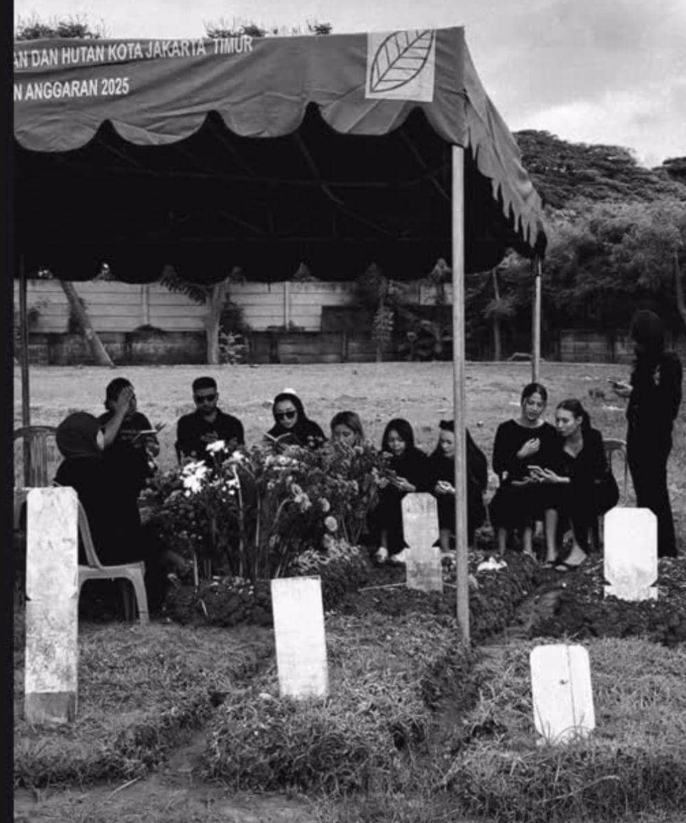 awkarin dan sahabat ke makam lula lahfah