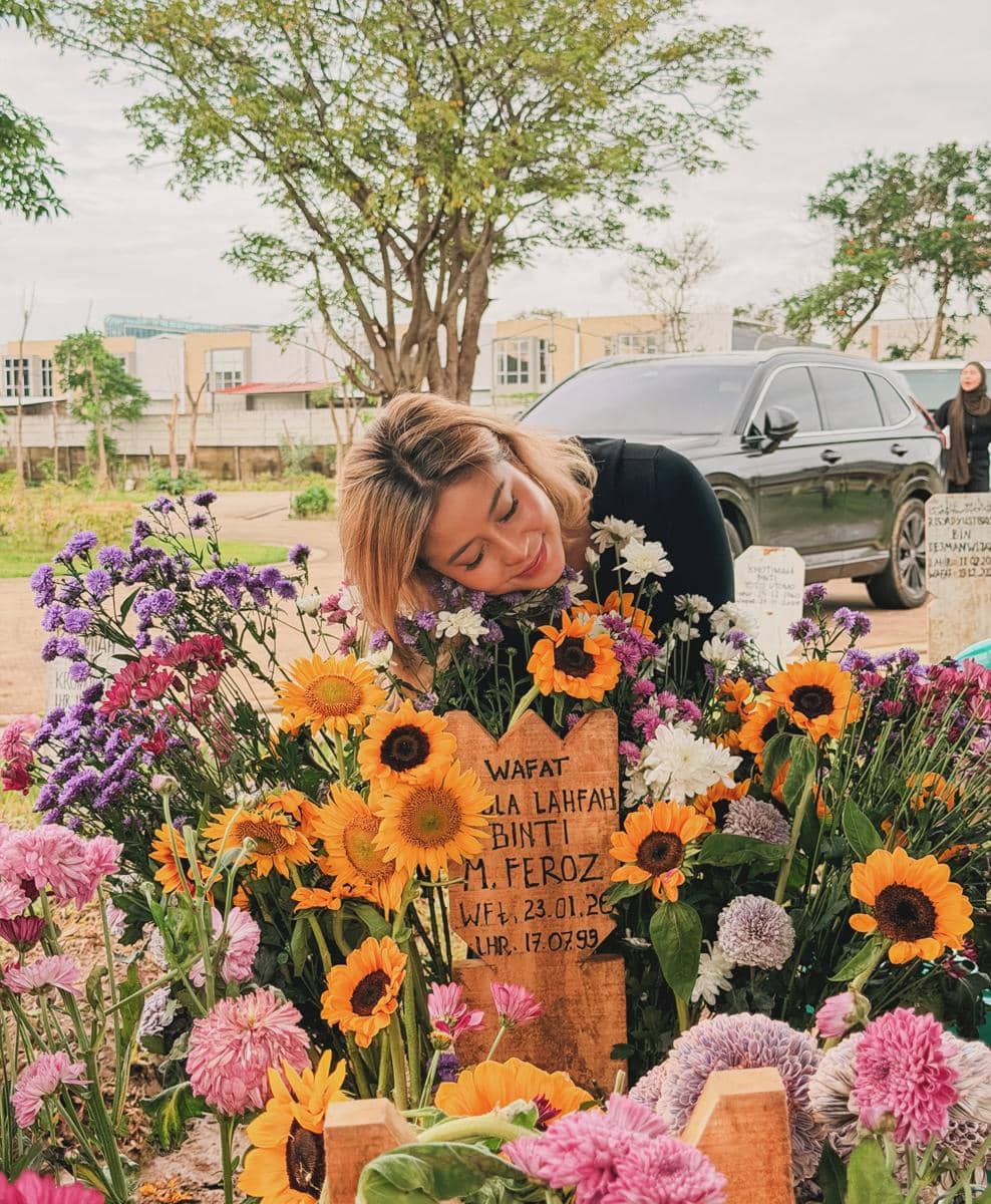 awkarin dan sahabat ke makam lula lahfah