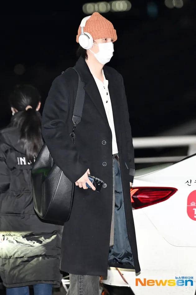 BTS Full Team Airport (3).jpg