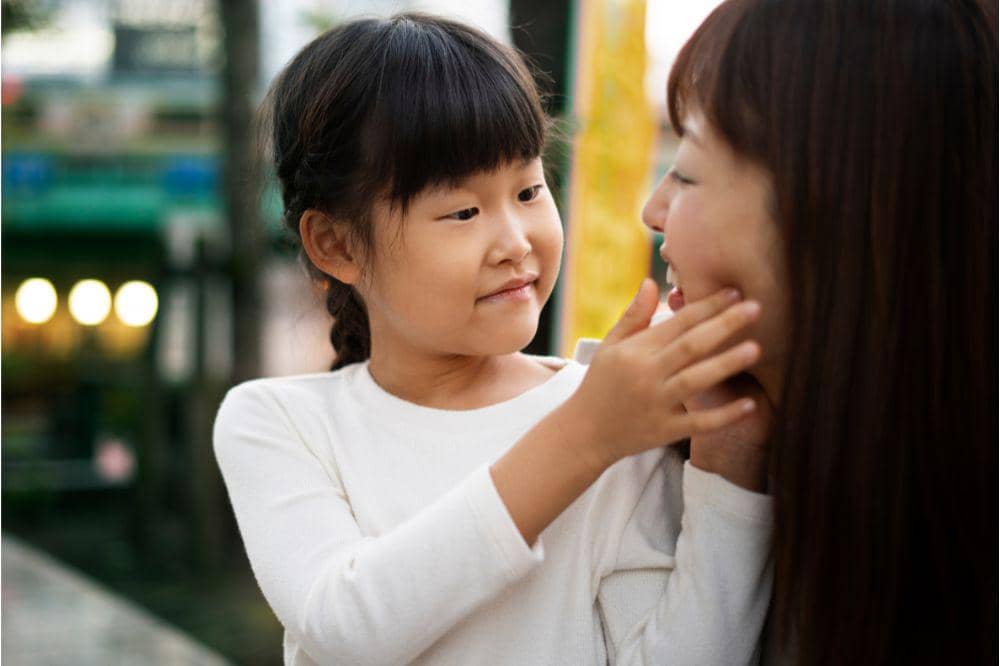 Anak berinteraksi dengan Mama