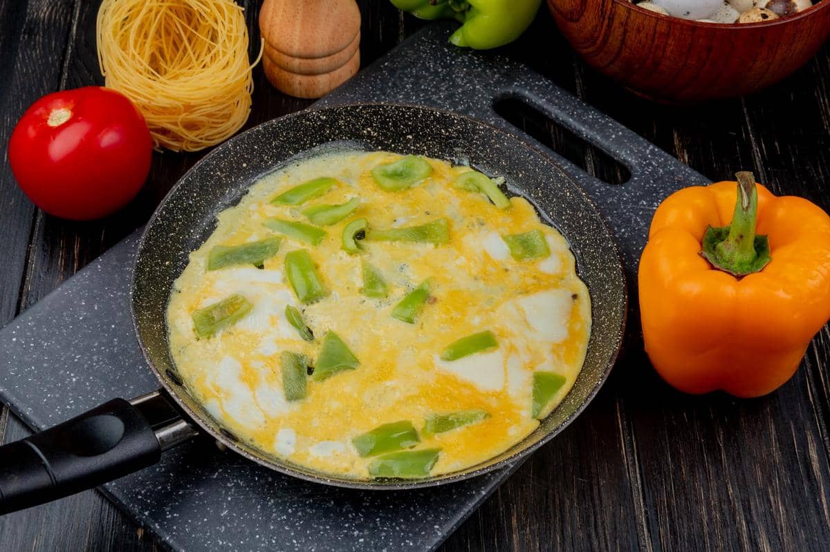 ilustrasi membuat telur dadar