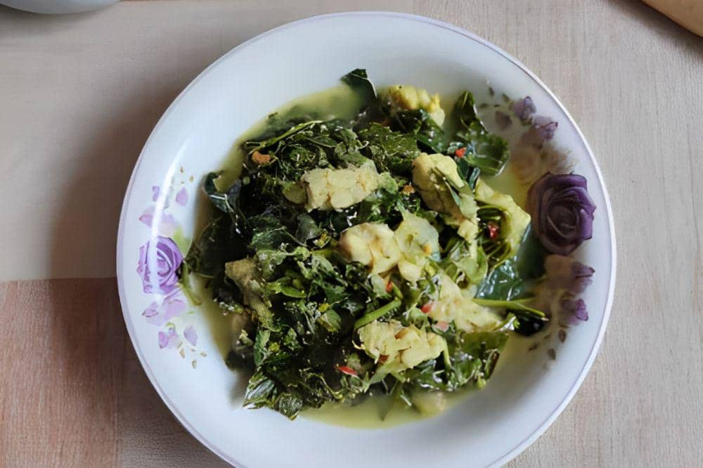 7 Kumpulan Resep Tumis Daun Singkong, Lauk Sederhana yang Bikin Nagih (5).jpg
