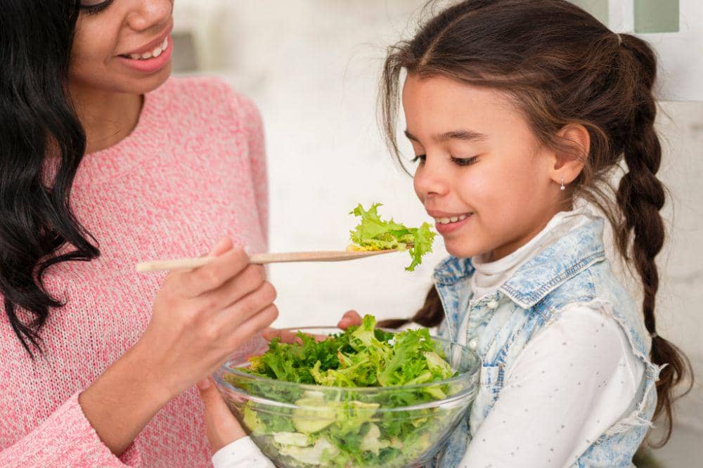 Anak kecil makan salad