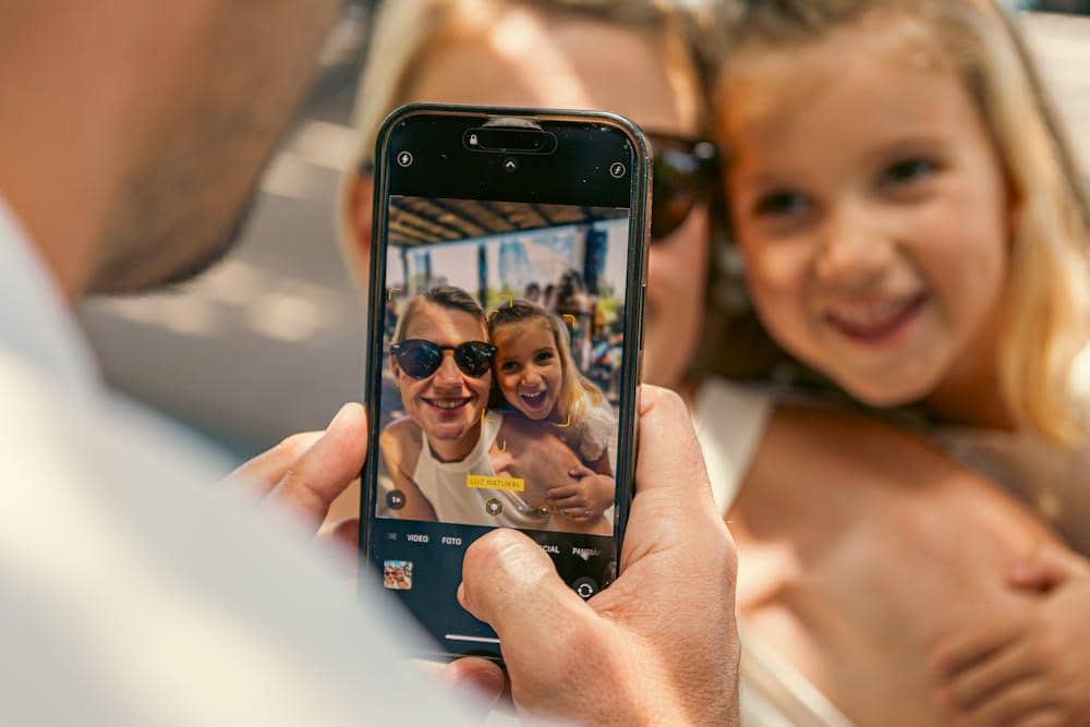 ilustrasi orangtua oversharing anak