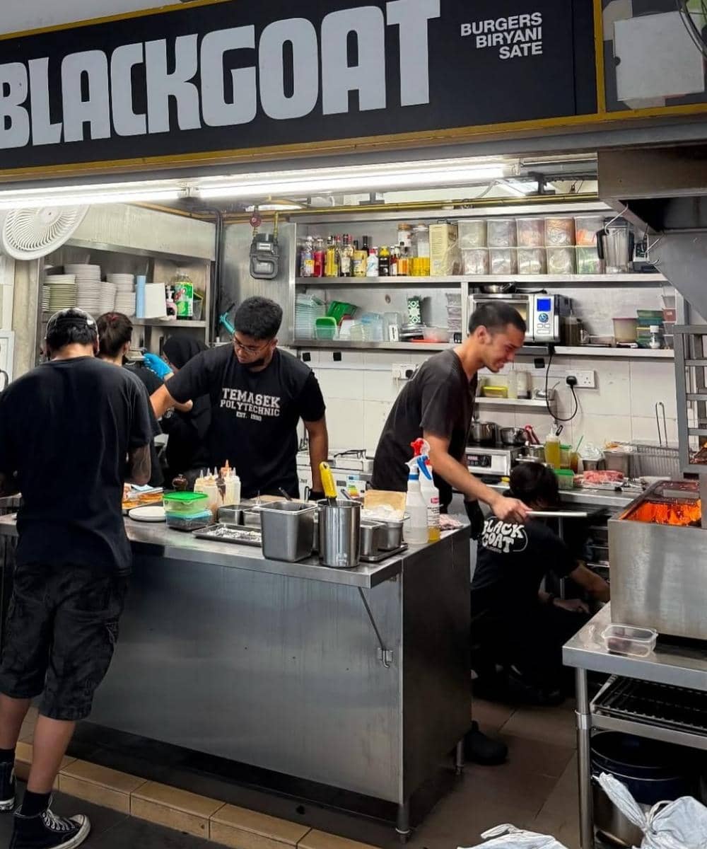 Orang memasak di dapur Blackgoat Burgers