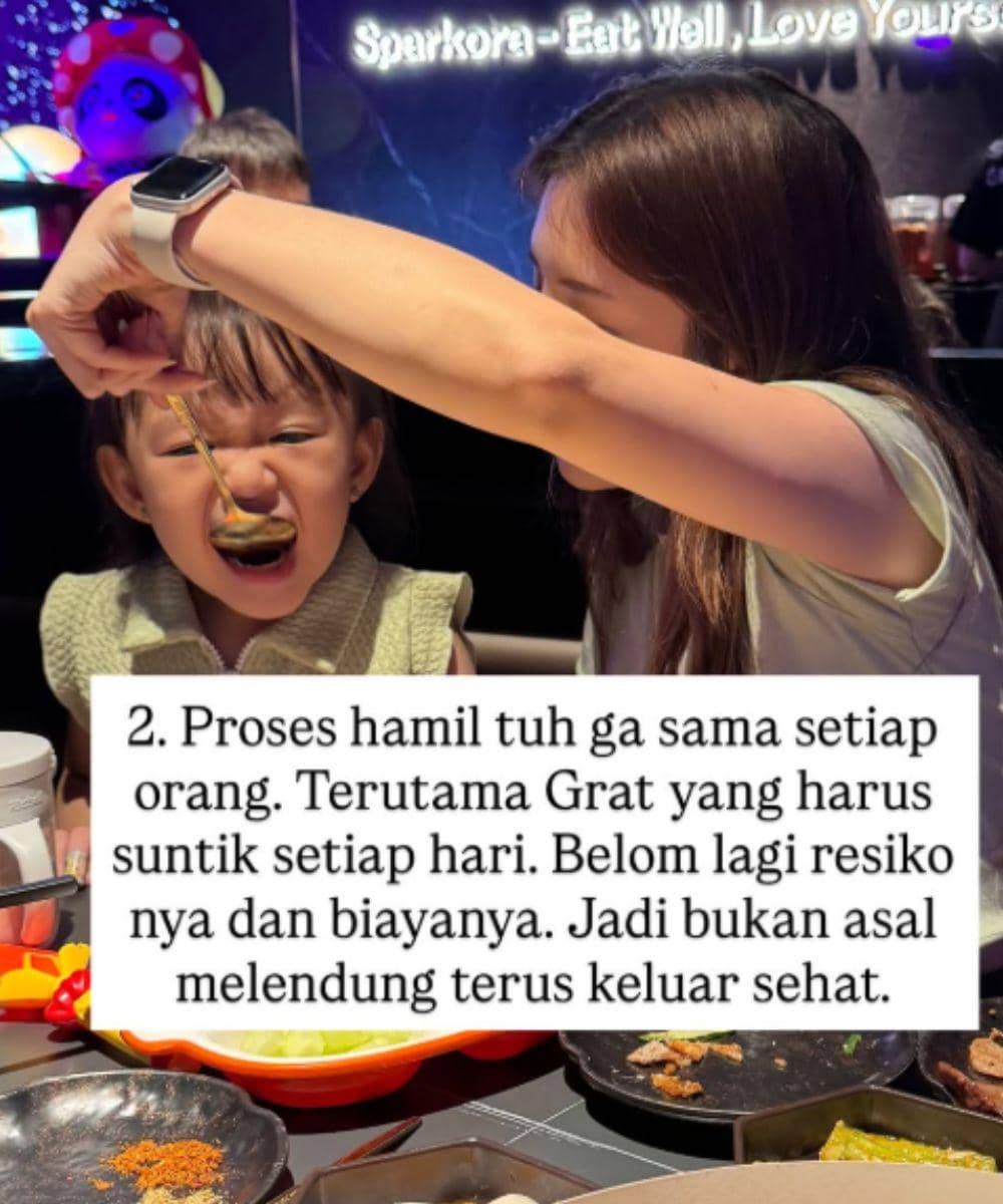 Nikmati Momen Bertiga, Ken & Grat Belum Rencana Tambah Momongan (1).jpg