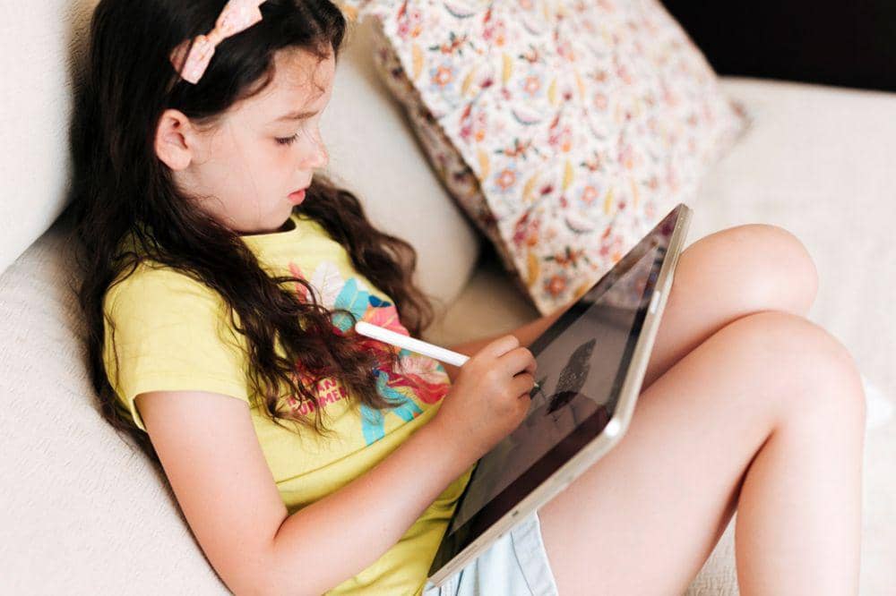 Anak bermain game menggambar