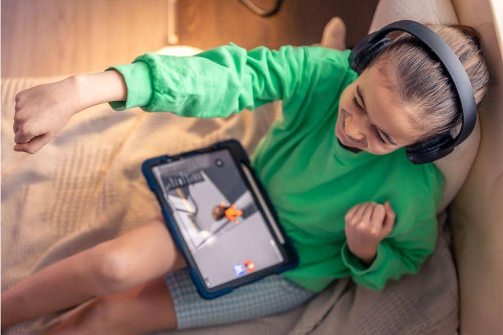 Anak menang bemain di game