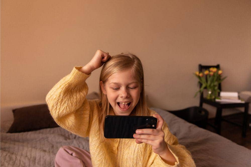 Anak menang bermain di game