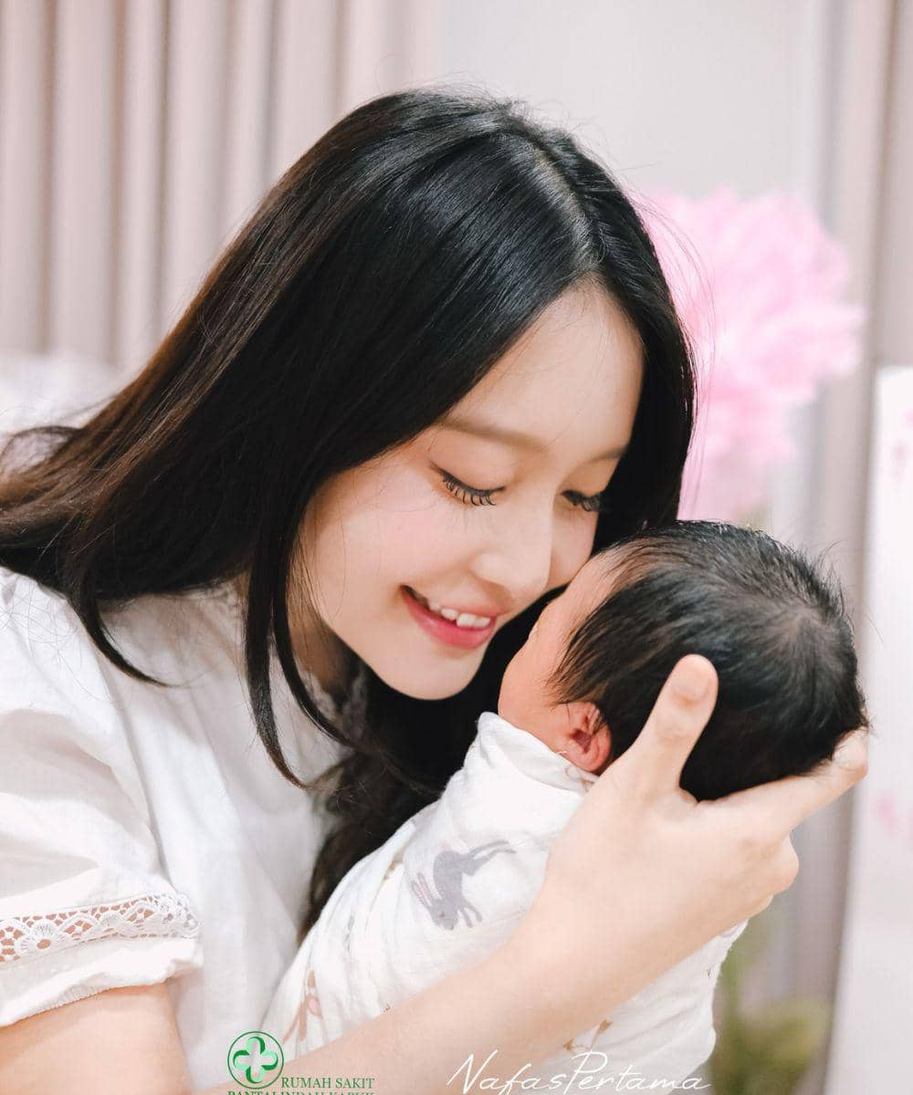 Vior Alami Baby Blues sampai Takut Gendong Anak 