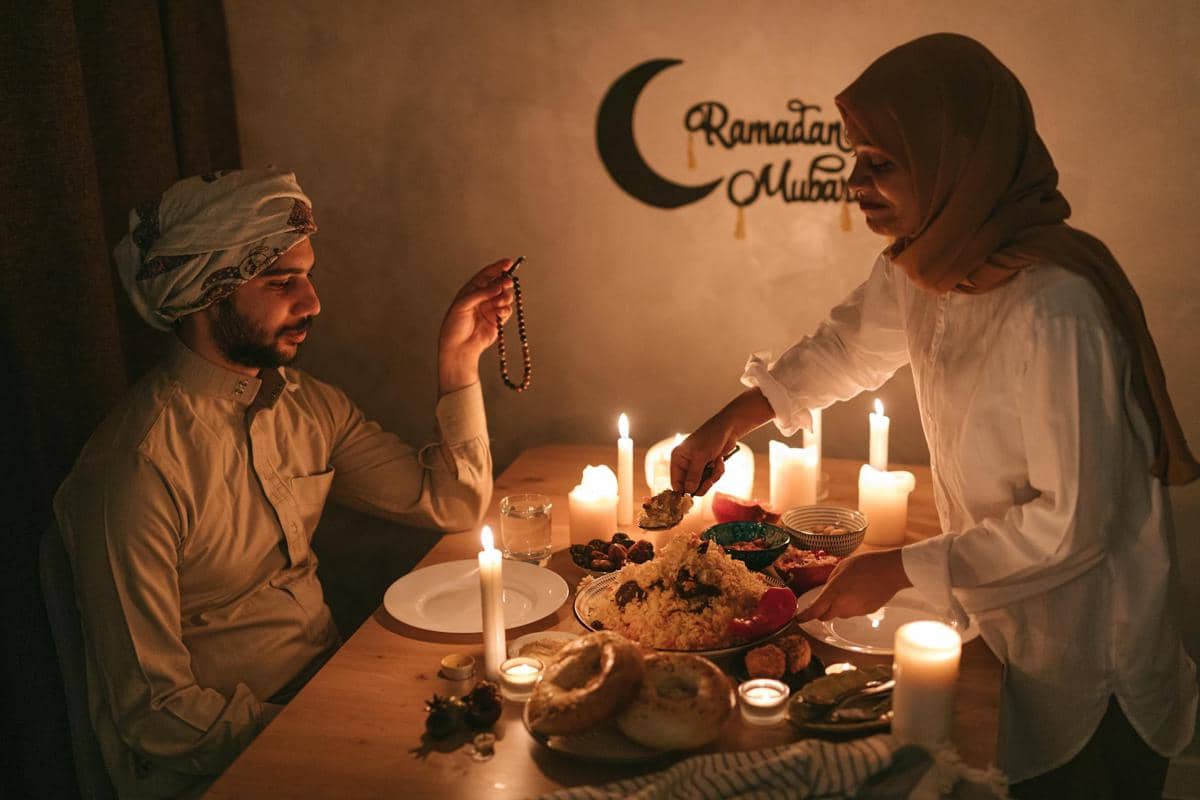 ilustrasi sepasang suami istri sedang berbuka puasa 