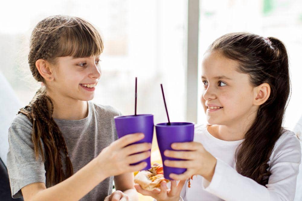 2 anak makan bersama