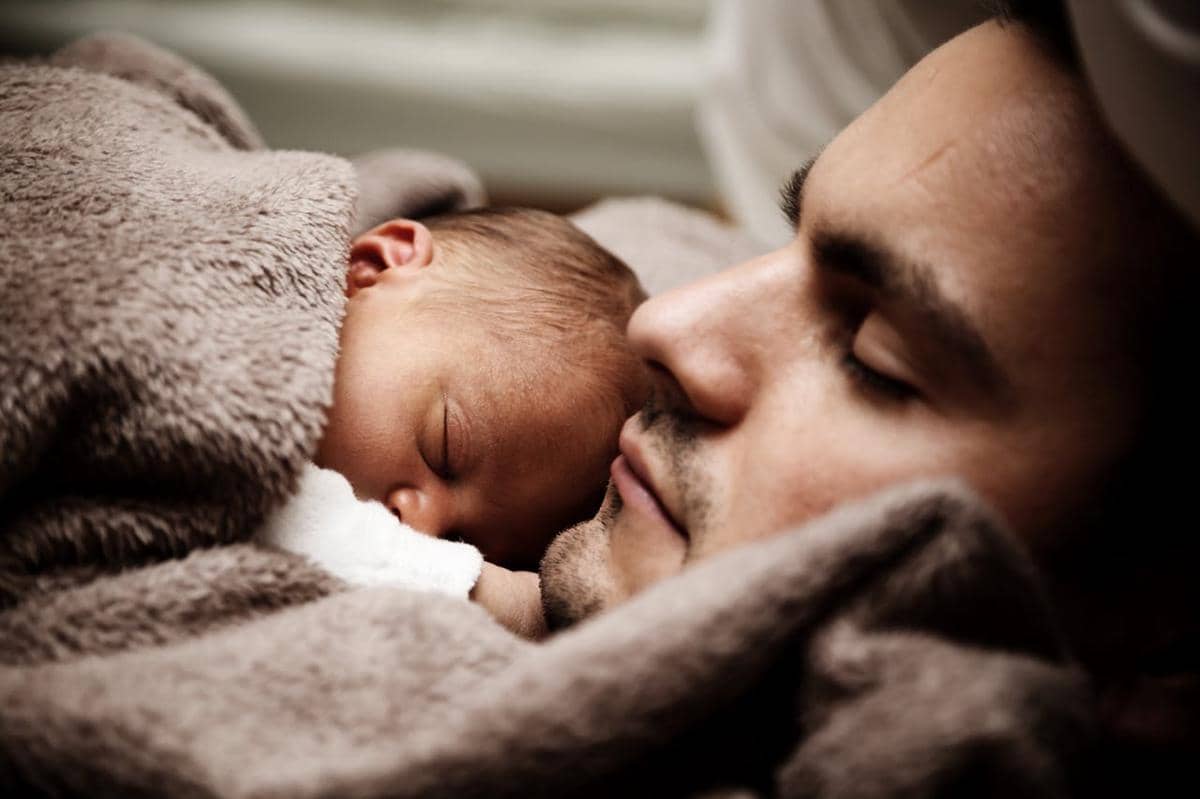 Riset: Anak Bisa Tidur Lebih Tenang saat Bersama Papa
