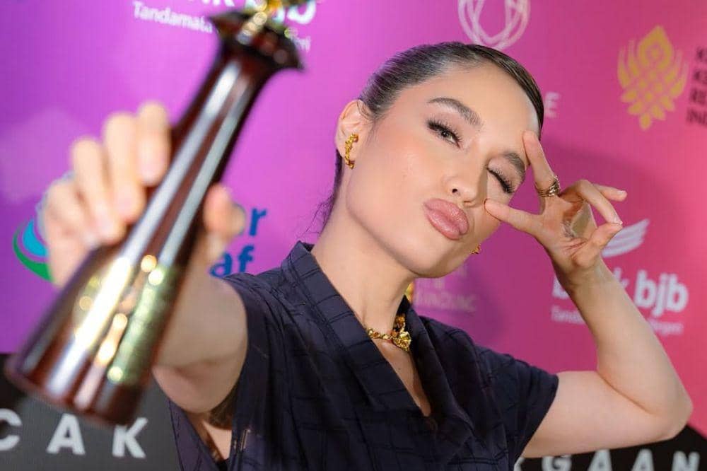 5 Fakta Keluarga Cinta Laura Duta Nasional UNICEF Indonesia COVER