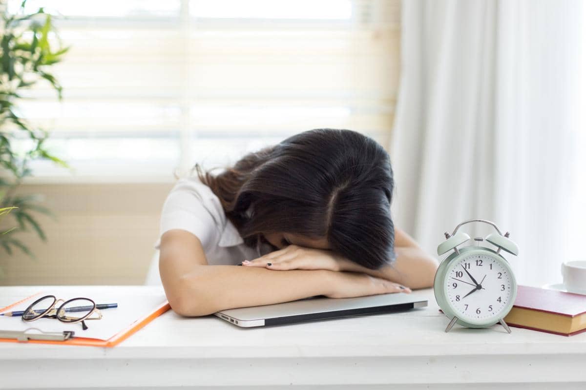 anak sedang tertidur di meja