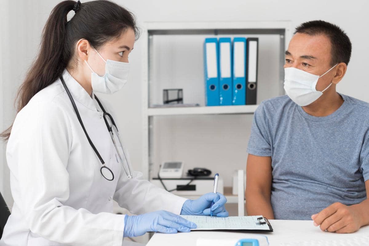 dokter sedang memeriksa pasien