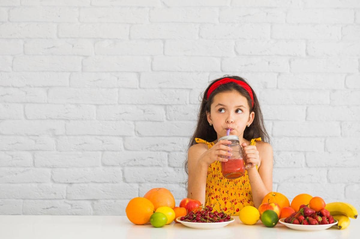 anak meminum olahan buah-buahan