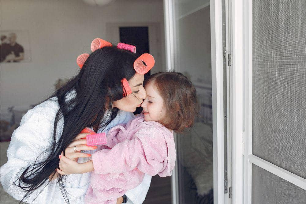 Mama mencium anak