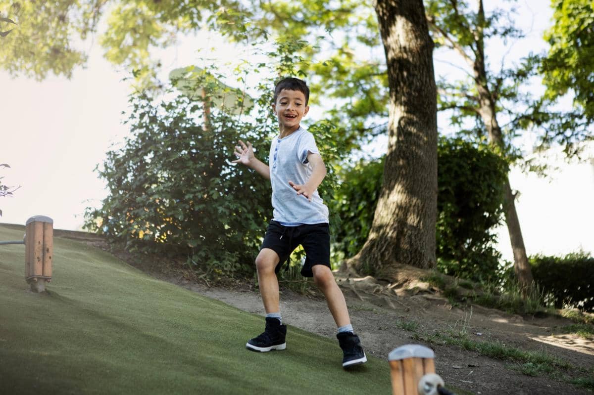 anak sedang bermain di luar ruangan