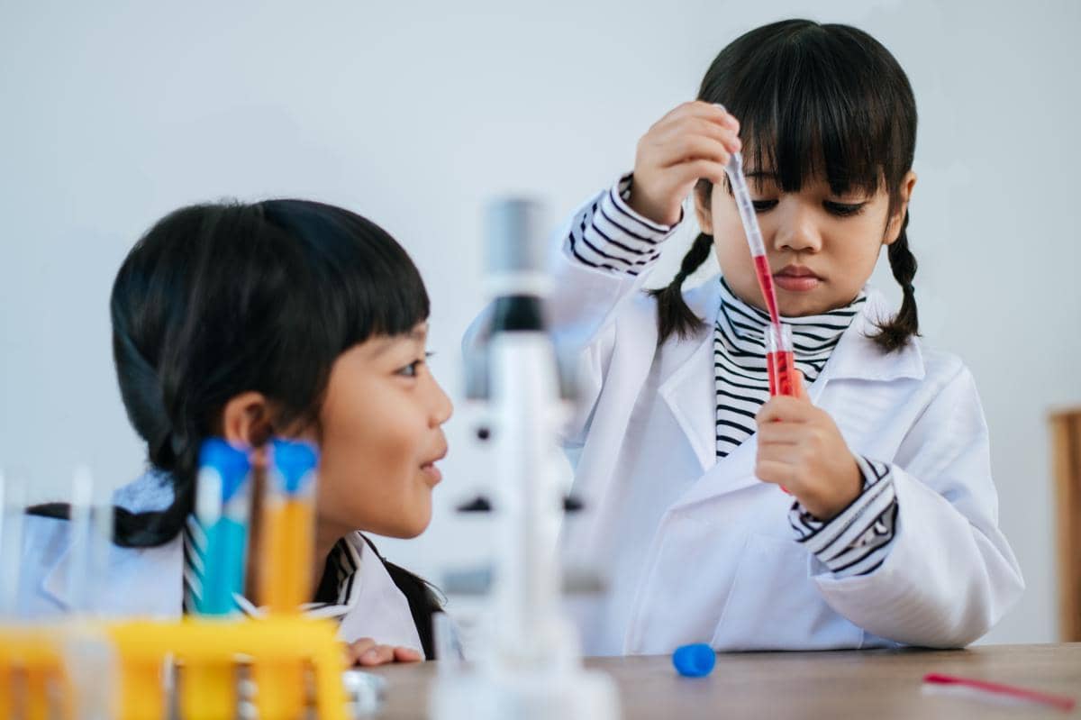 sekumpulan anak belajar sains