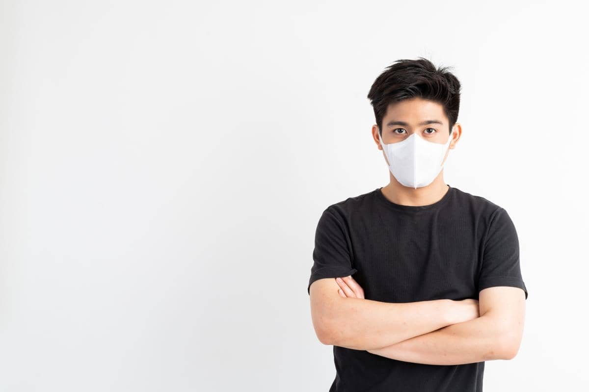 orang memakai penutup hidung di wajah