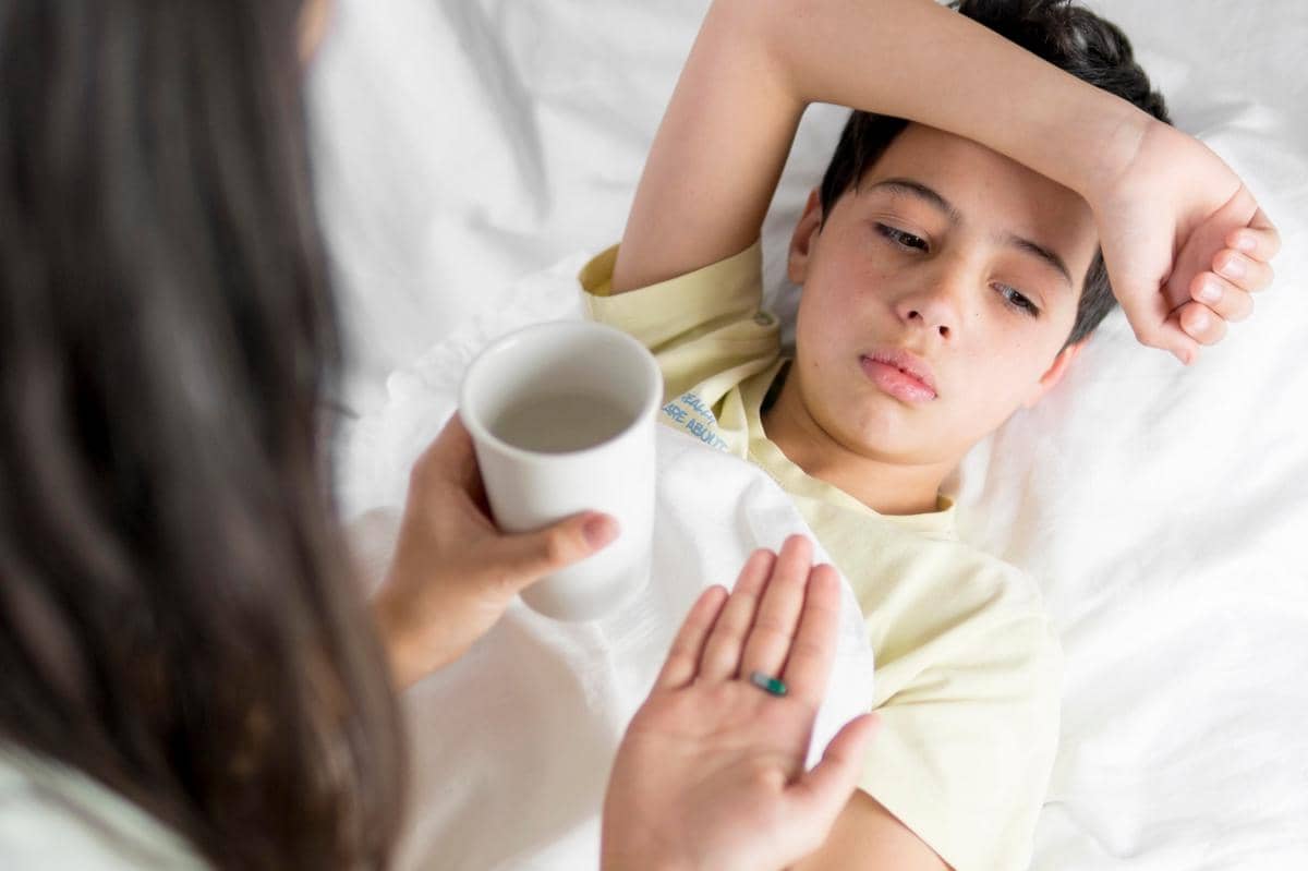 anak sedang sakit diberi obat