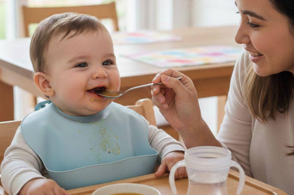 Hindari Mendorong Nasi dengan Kuah saat Suapi Anak, Ini Dampaknya
