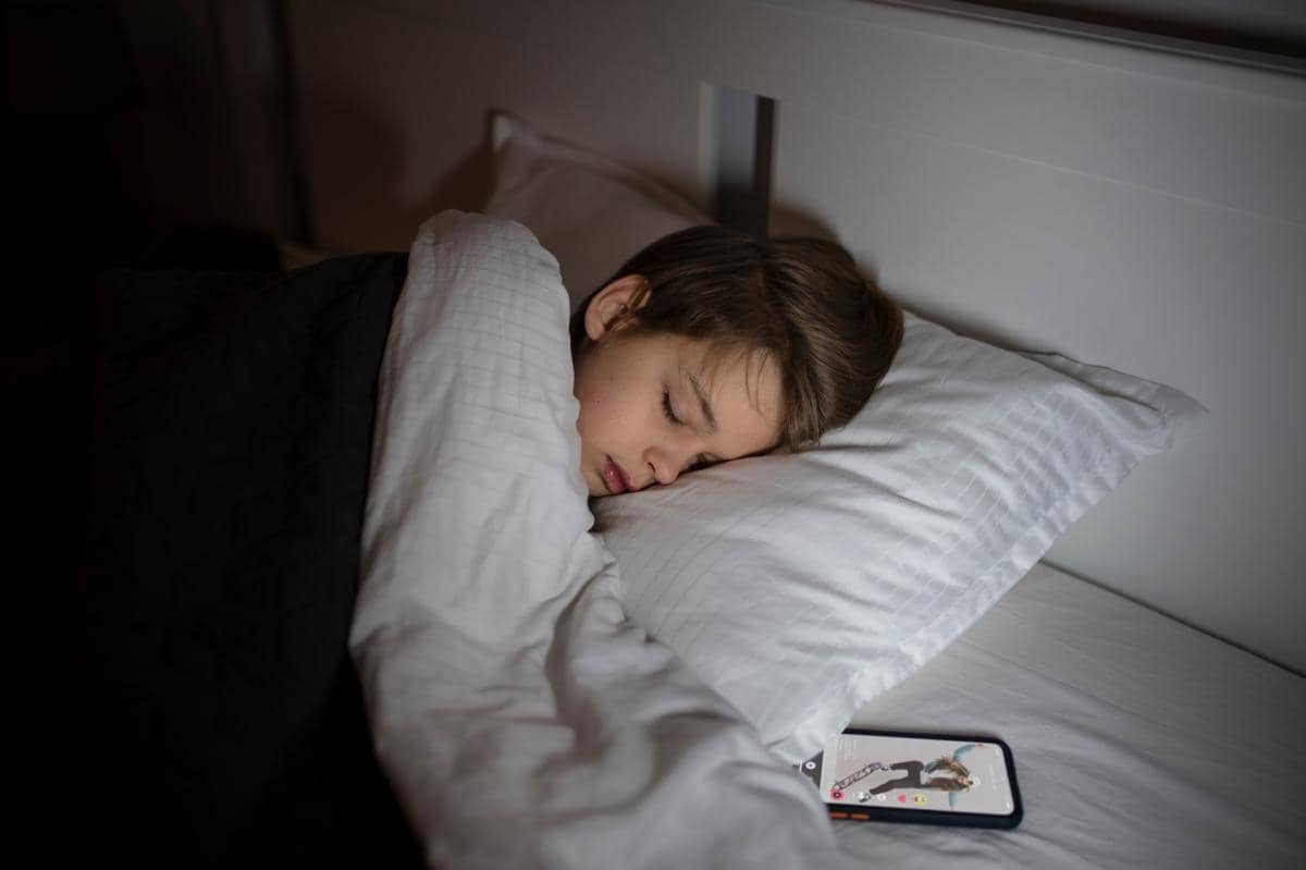 anak tertidur dengan gawai yang menyala