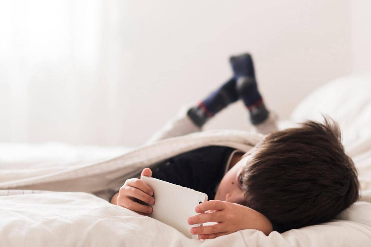 anak laki-laki menghabiskan waktu saat siang hari