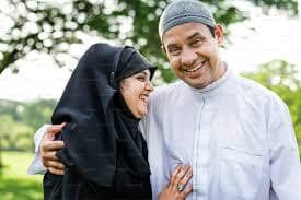 Suami istri tersenyum bahagia menunjukkan cinta dan komitmen dalam rumah tangga