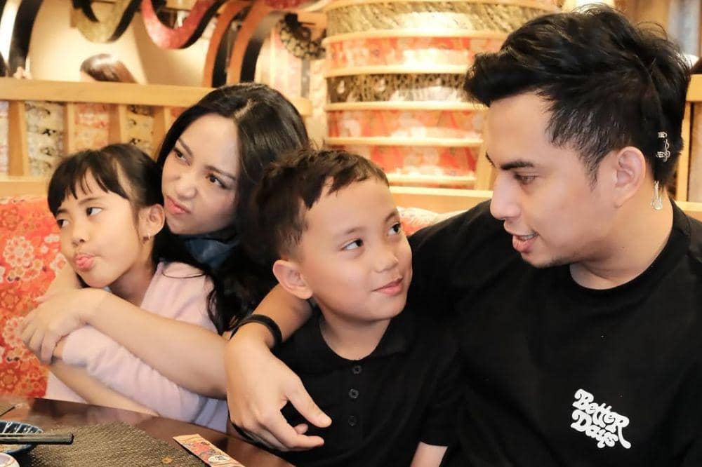 5 Fakta Keluarga Okin Mantan Suami Rachel Vennya 4