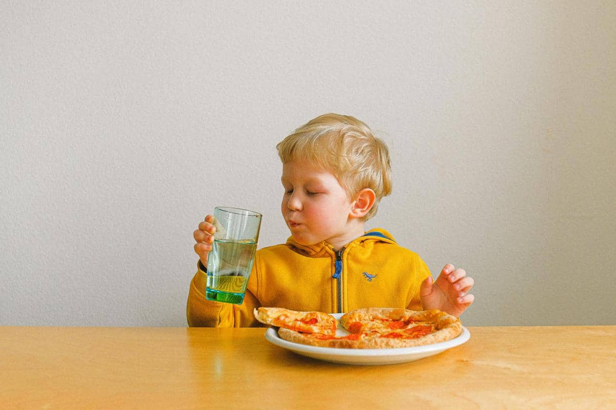 anak makan