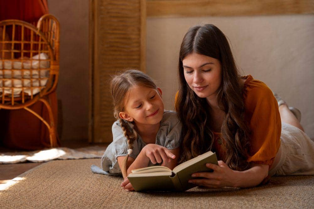 Mama membaca buku dengan anak