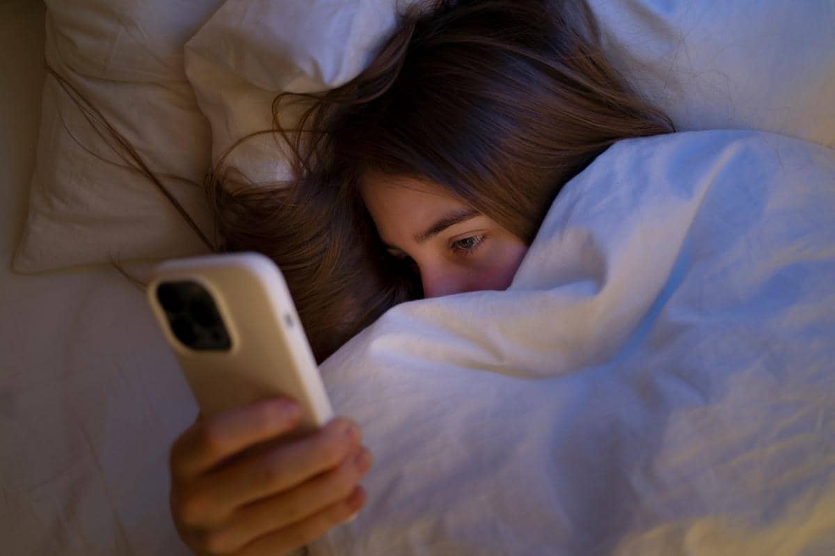 remaja main gawai saat malah hari