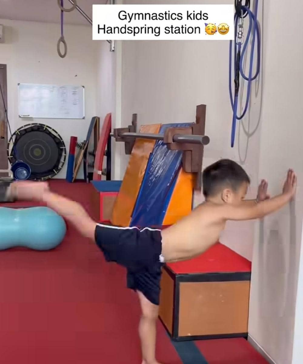 Partha sedang latihan gimnastik