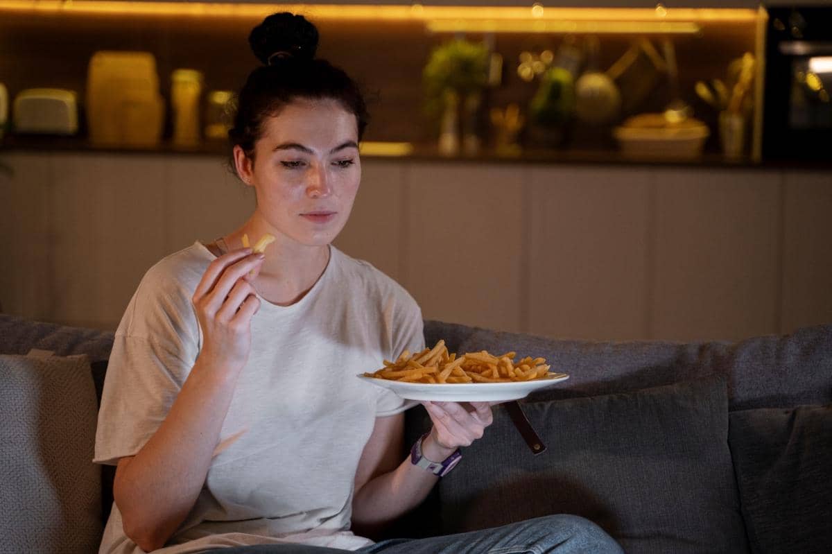 orang sedang makan di malam hari