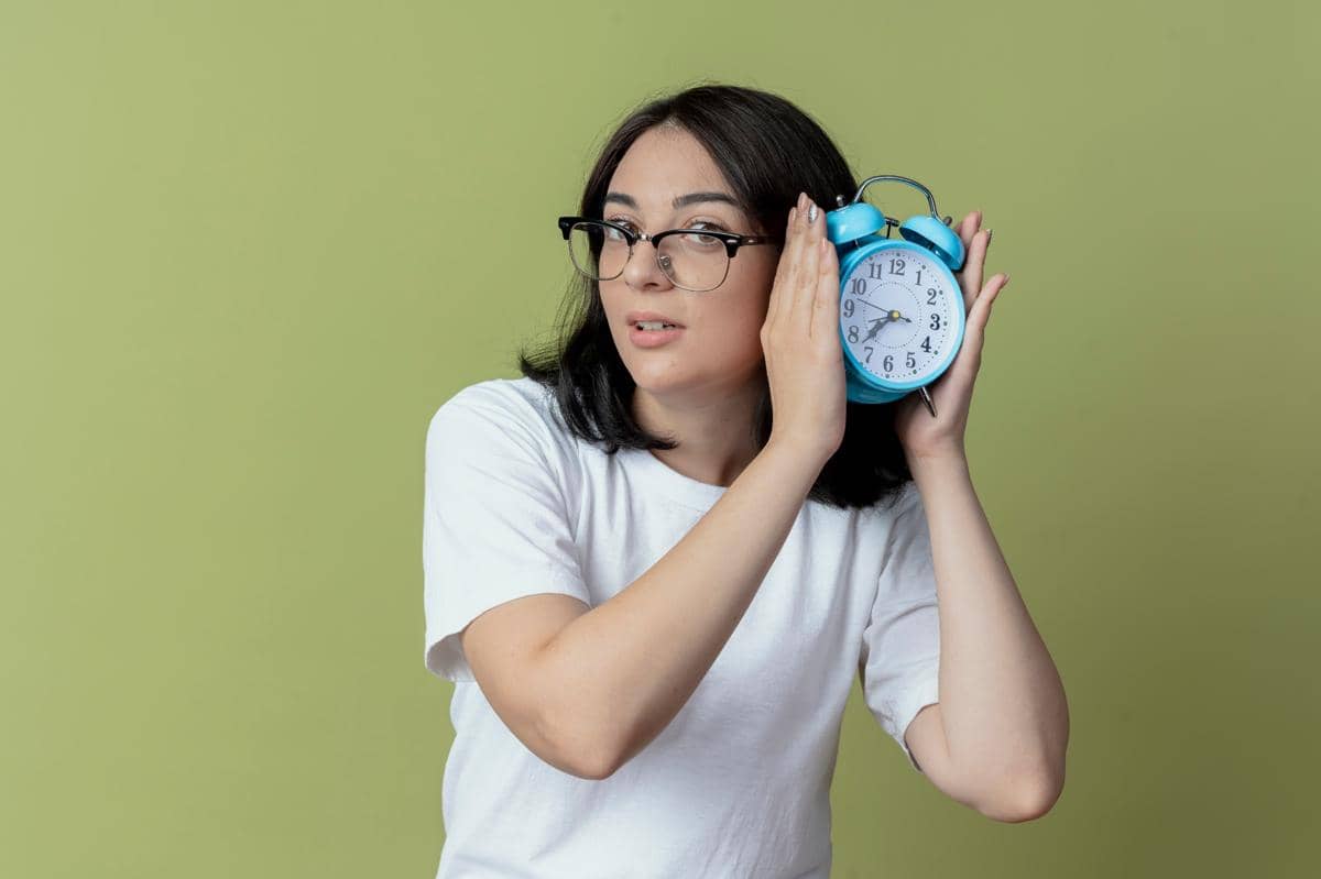 orang memegang alarm