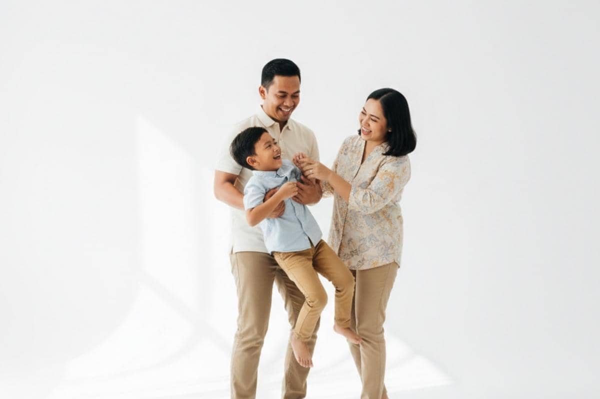 keluarga sedang bermain bersama