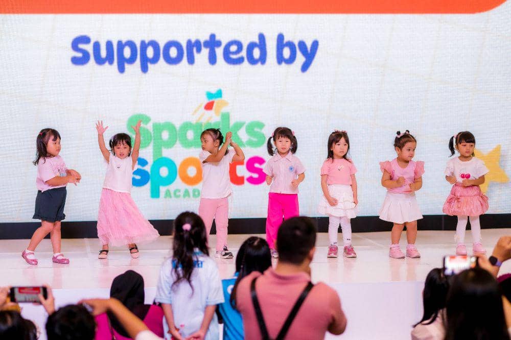 Penampilan Sparks Academy di acara Popmama Birthday Bash 2026