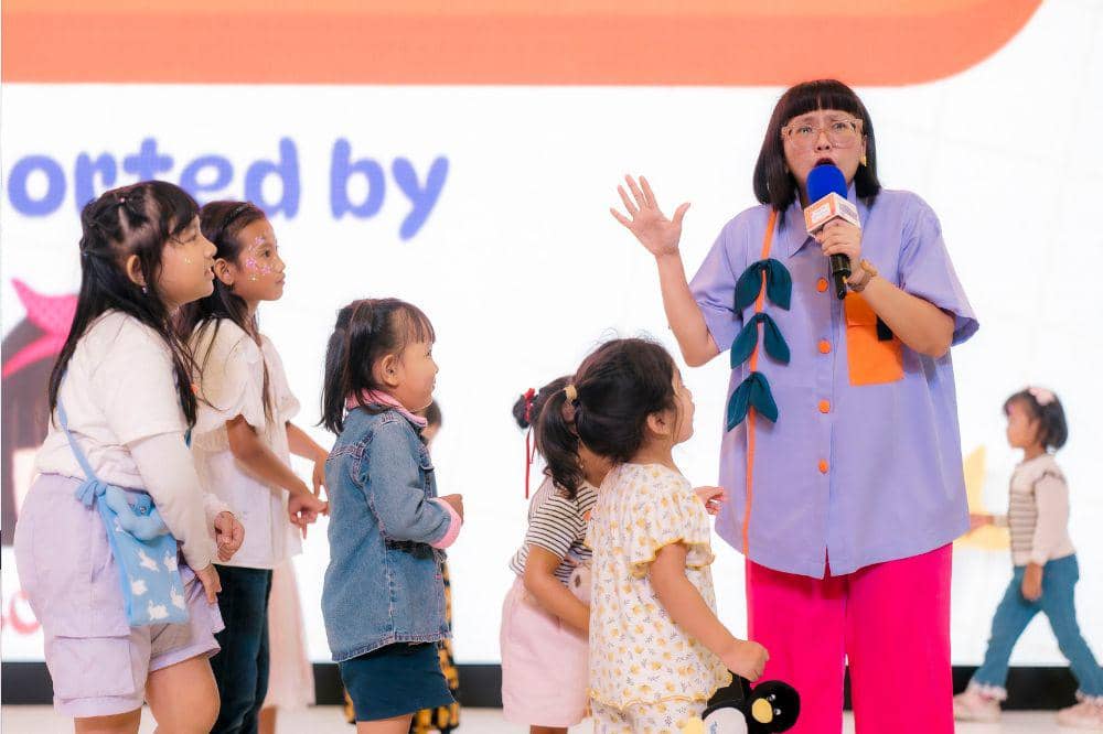 Baca dongeng oleh Kak Bonchie di acara Popmama Birthday Bash 2026