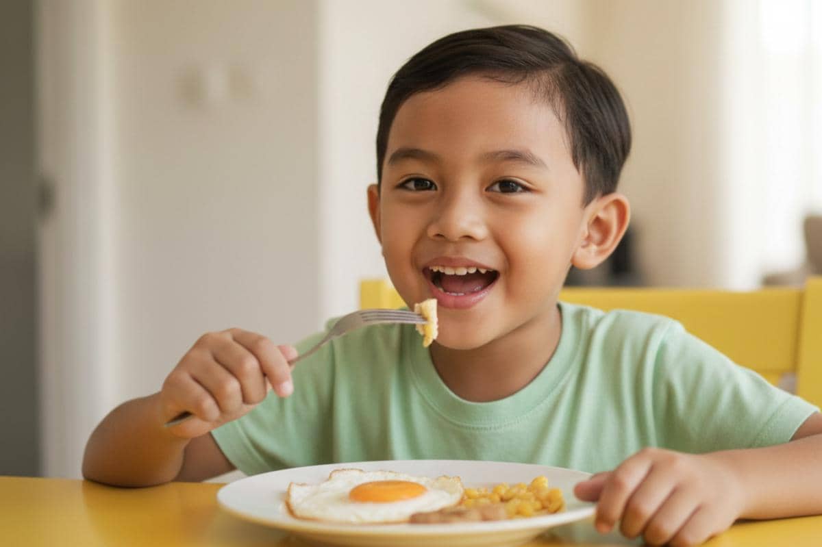 anak sedang makan di meja makan