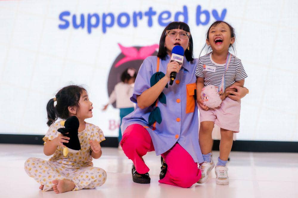 Baca dongeng oleh Kak Bonchie di acara Popmama Birthday Bash 2026