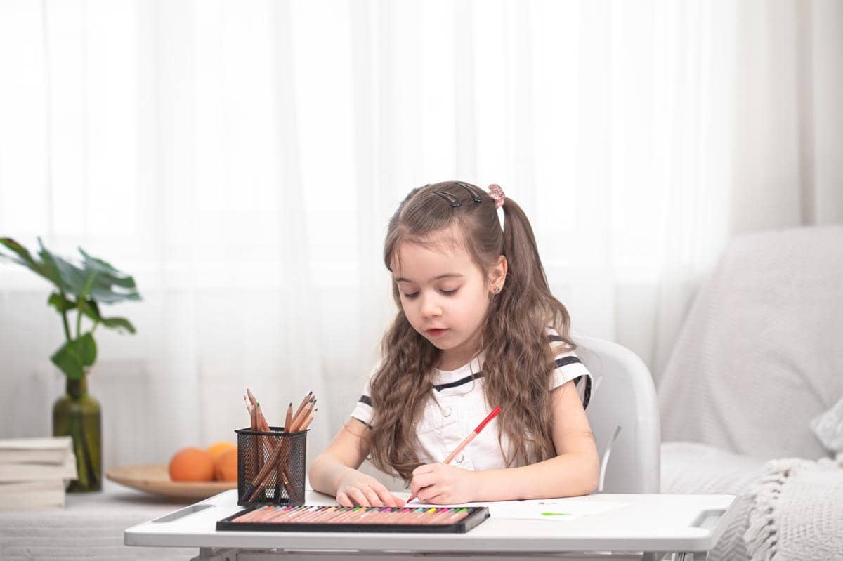 anak perempuan sedang belajar