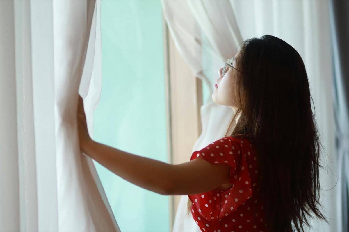 ilustrasi perempuan membuka jendela