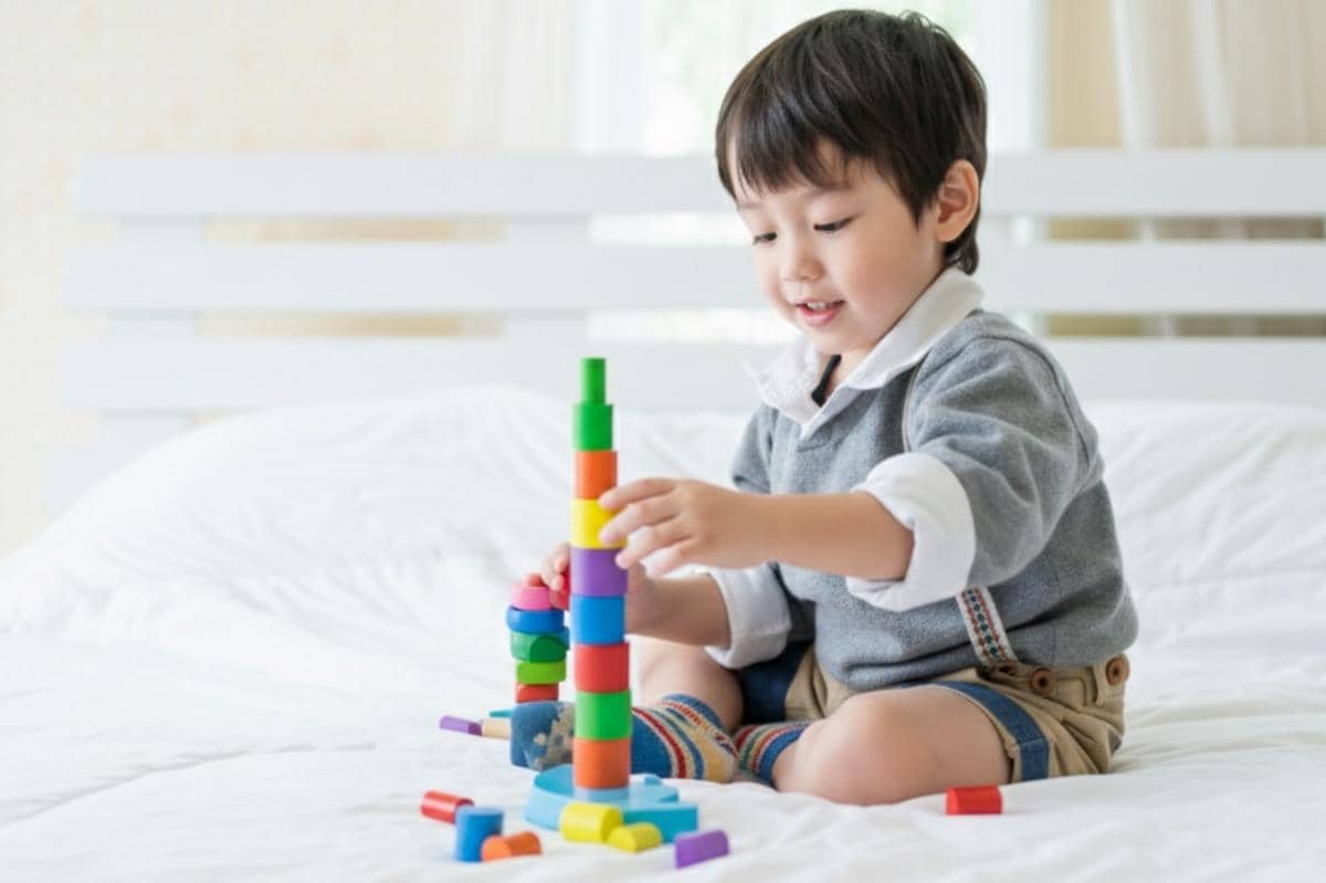 anak kecil sedang bermain 