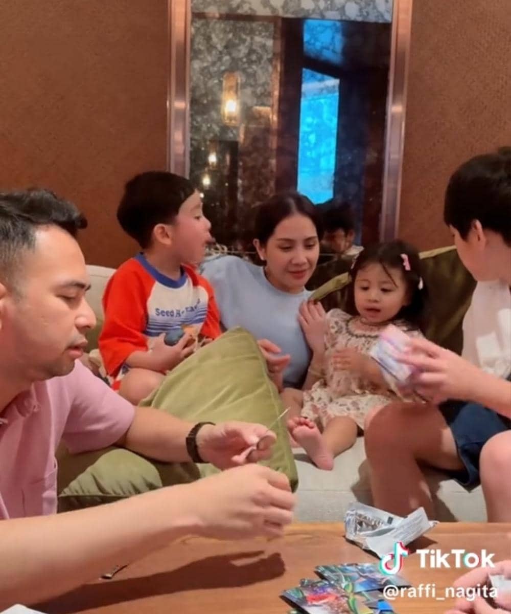 Raffi, Nagita, Rafathar, Rayyanza, dan Lily melihat kartu 30 juta Rafathar