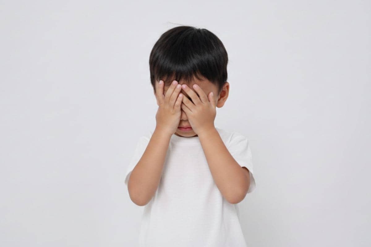 anak menutup wajah 