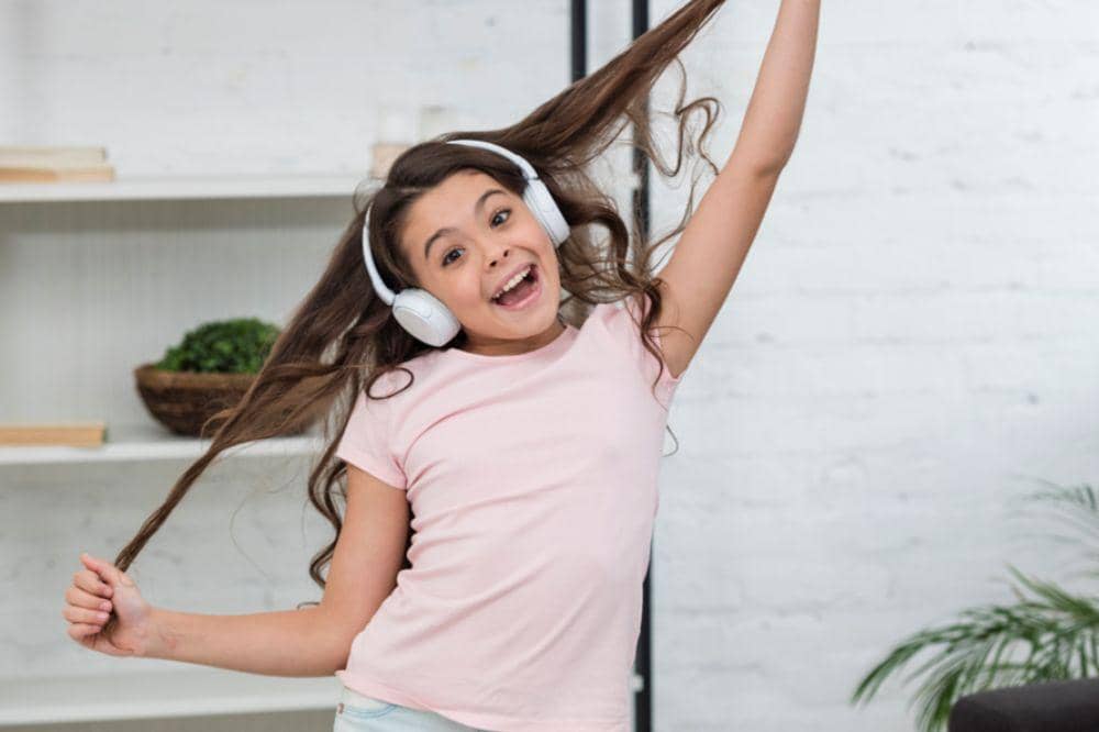 Anak menari dengan gembira