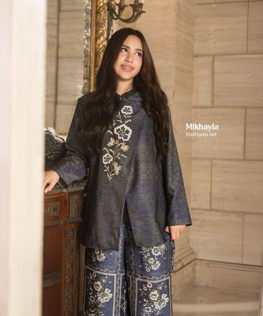 Potret Keluarga Nia Ramadhani jadi model baju muslim brand lokal 